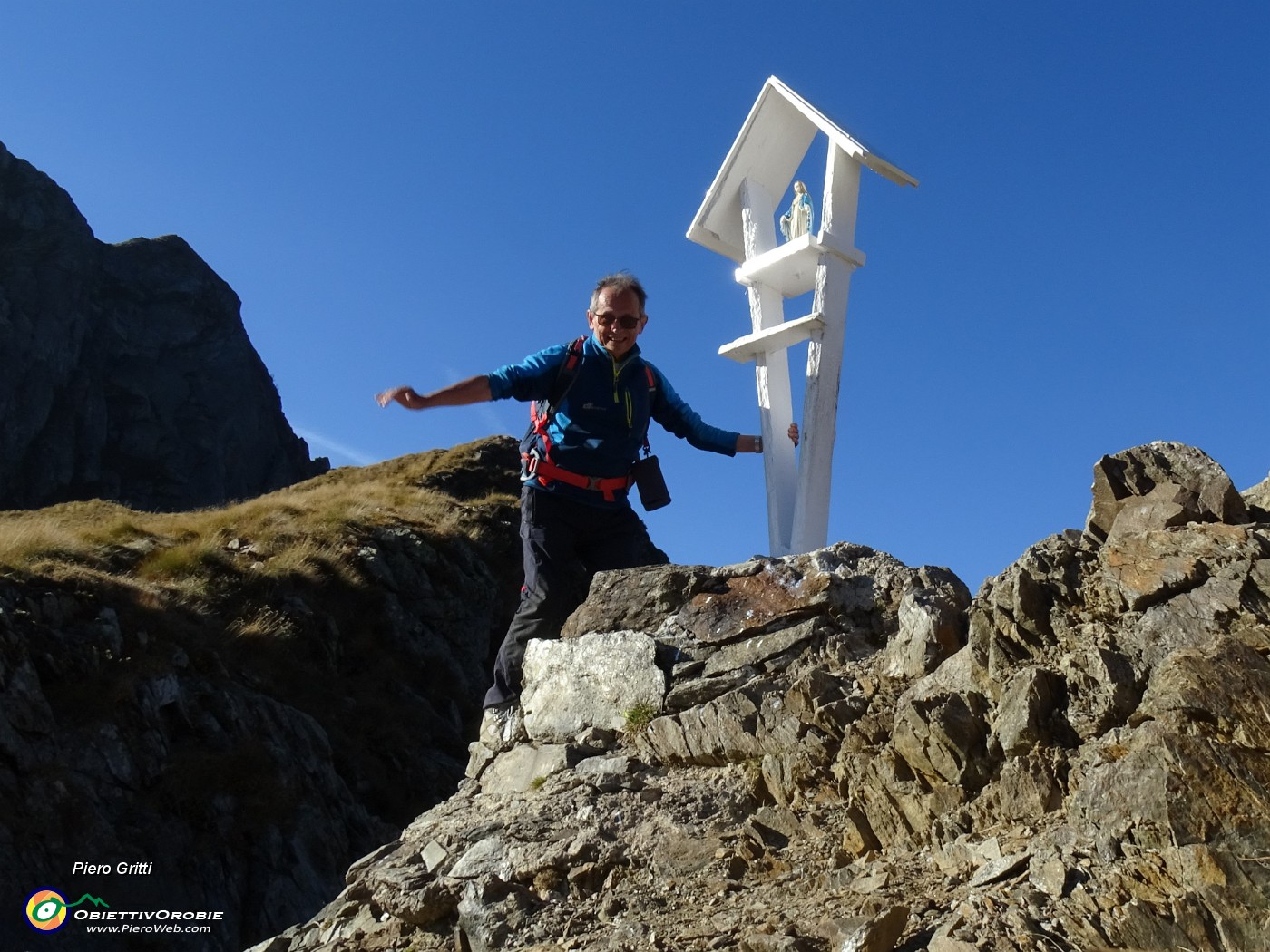 06 E rientrando ci sta anche un salto alla Madonnina del Passo di Salmurano (2017 m).JPG